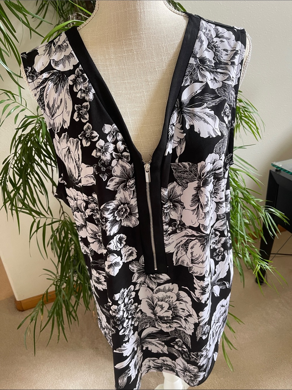 INC International Concepts Black and White Floral Zip-Front Sleeveless Top